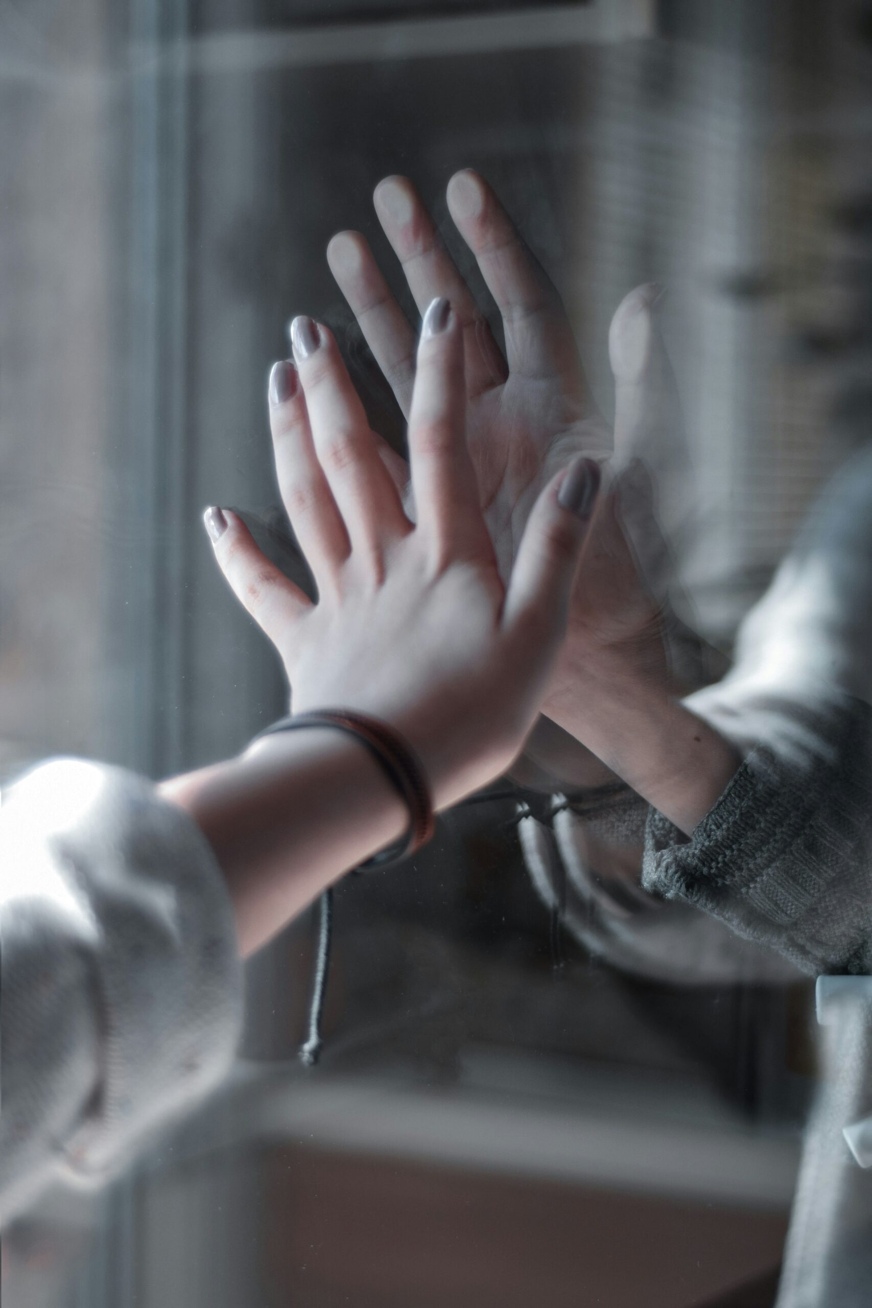 mains-loyautés-familiales.jpg Les mains d'une mère et sa fille qui se font face à travers une vitre montrant leur lien générationnel